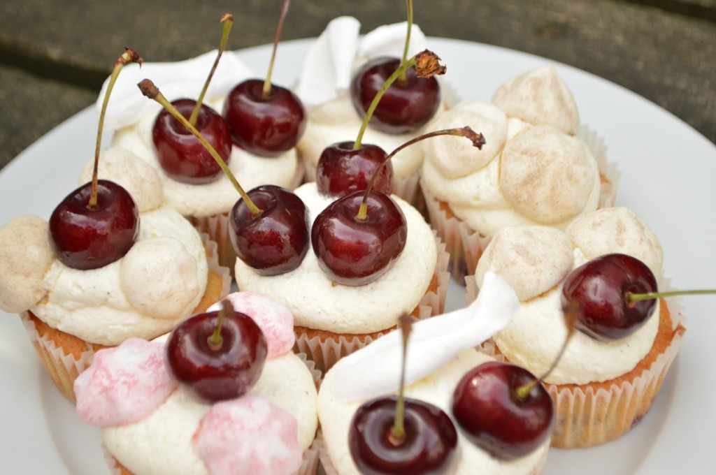 Pavlova Cupcake med kirsebær