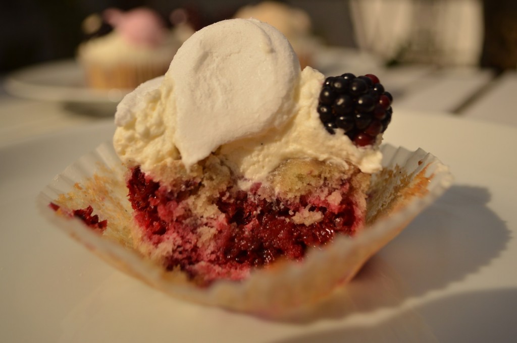 Pavlova Cupcake med brombær