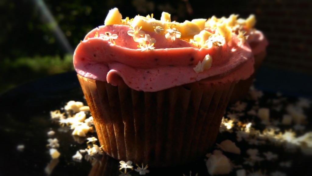Juni cupcake med hvid chokolade rabarber jordbær og hyldeblomst madbloggerudfordringen jordbærfrosting
