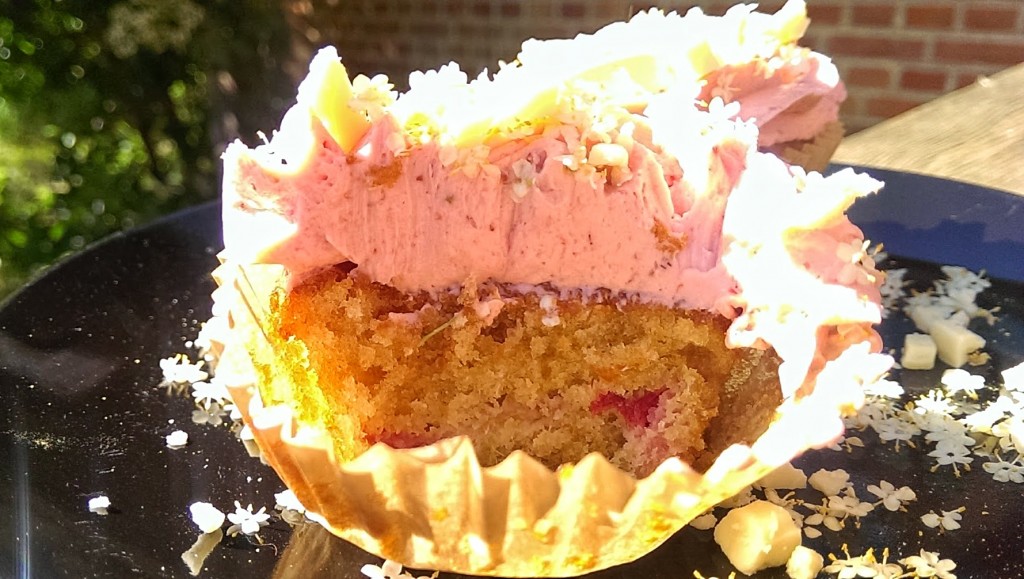 Juni cupcake med hvid chokolade rabarber jordbær og hyldeblomst madbloggerudfordringen jordbærfrosting