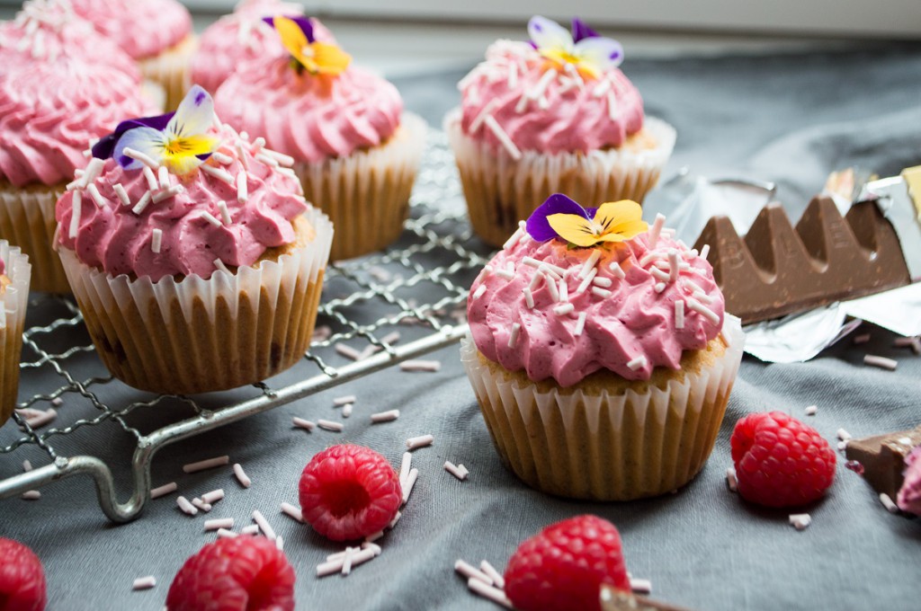 Cupcakes med toblerone og hindbær spiselige blomster
