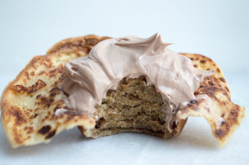Banancupcakes med Nutella frosting bagt en en pandekage
